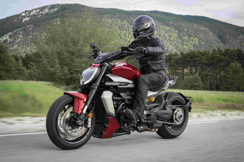 Ducati XDiavel V4 chega ao Brasil unindo postura cruiser, motor de 168 cv e tecnologia de superbike.