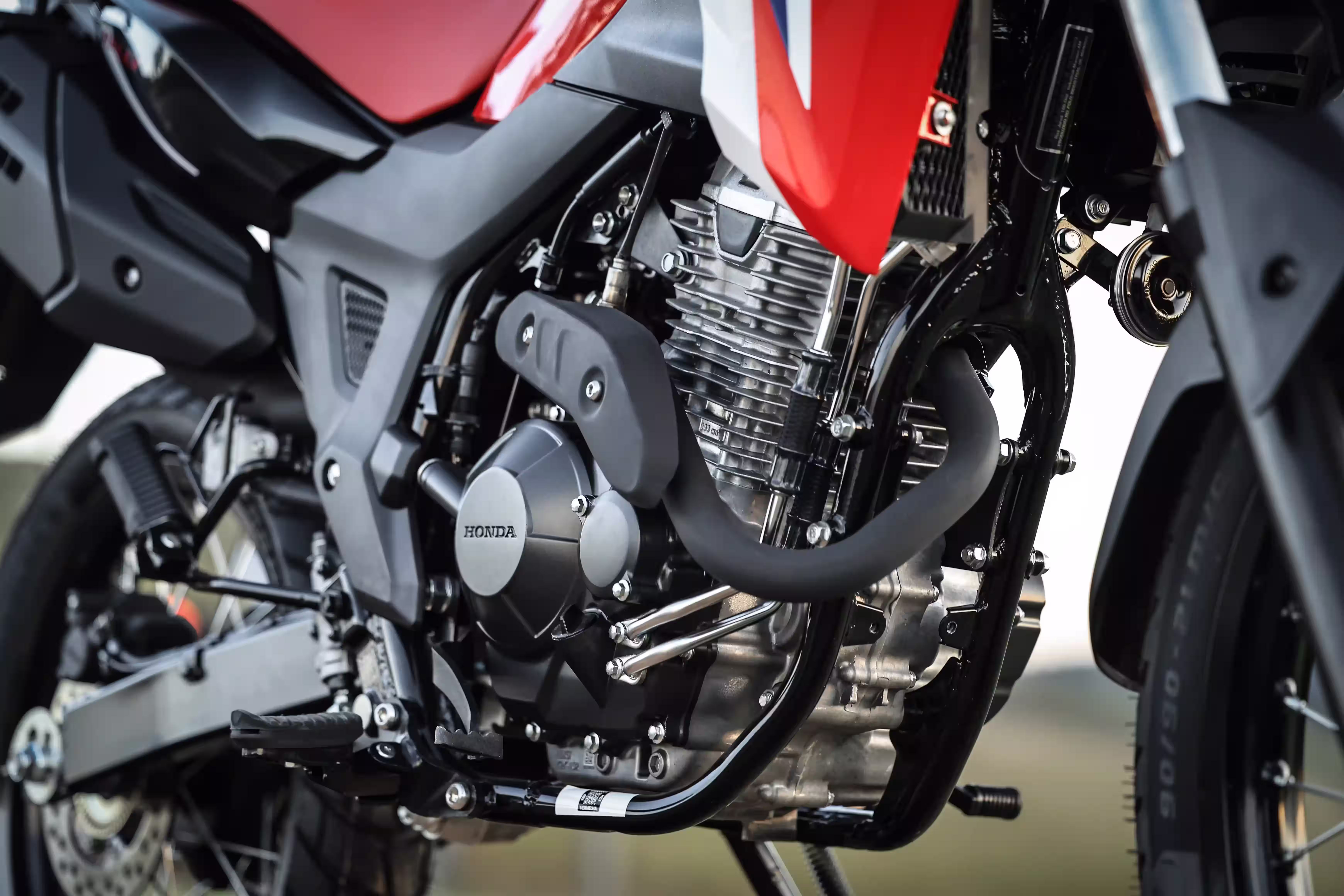Nova Honda XRE300 Sahara 2027: controle de tração, HISS de série e suspensão em alumínio forjado elevam a aventureira de estrada.