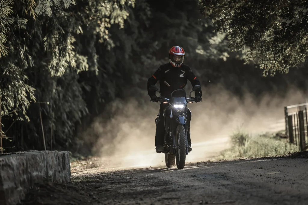 Nova Honda XR300L Tornado 2027: controle de tração, ABS traseiro desligável e HISS de série transformam a trail off-road.