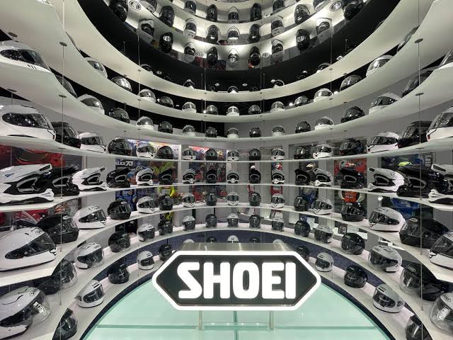 Shoei: a marca que nasceu numa pousada de Tóquio e virou sinônimo de proteção craniana no mundo inteiro.