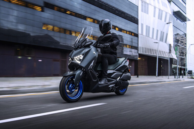Tradição x tecnologia: Yamaha XMAX 300, Zontes 368G e Voge SR3 e a nova guerra dos scooters médios.