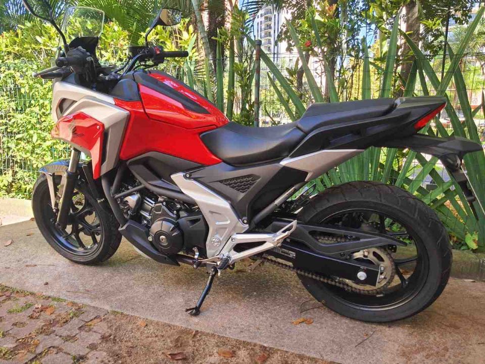 Rodei alguns dias com a Honda NC750X DCT — e entendi por que ela não se explica na ficha técnica.